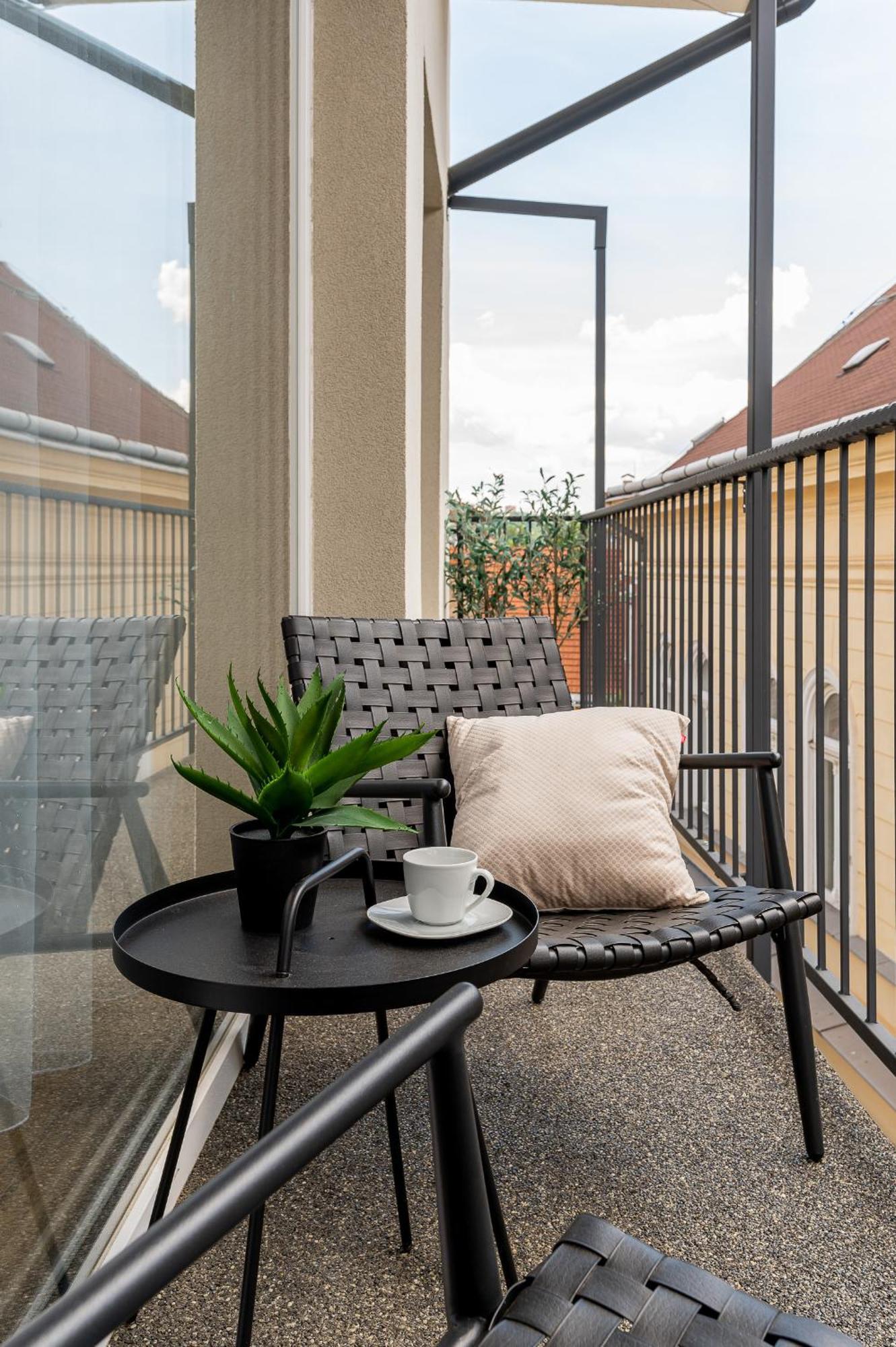 H75 Apartments Kosice Centre Luaran gambar